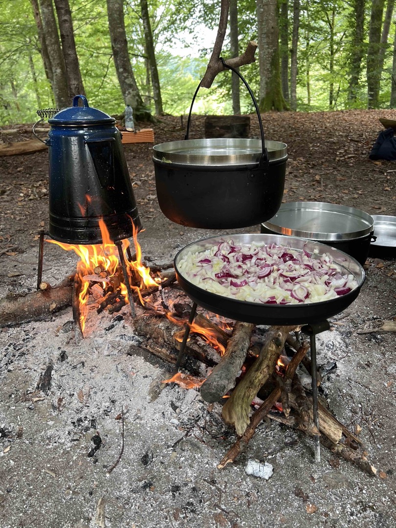 Pfanne über dem offenen Feuer