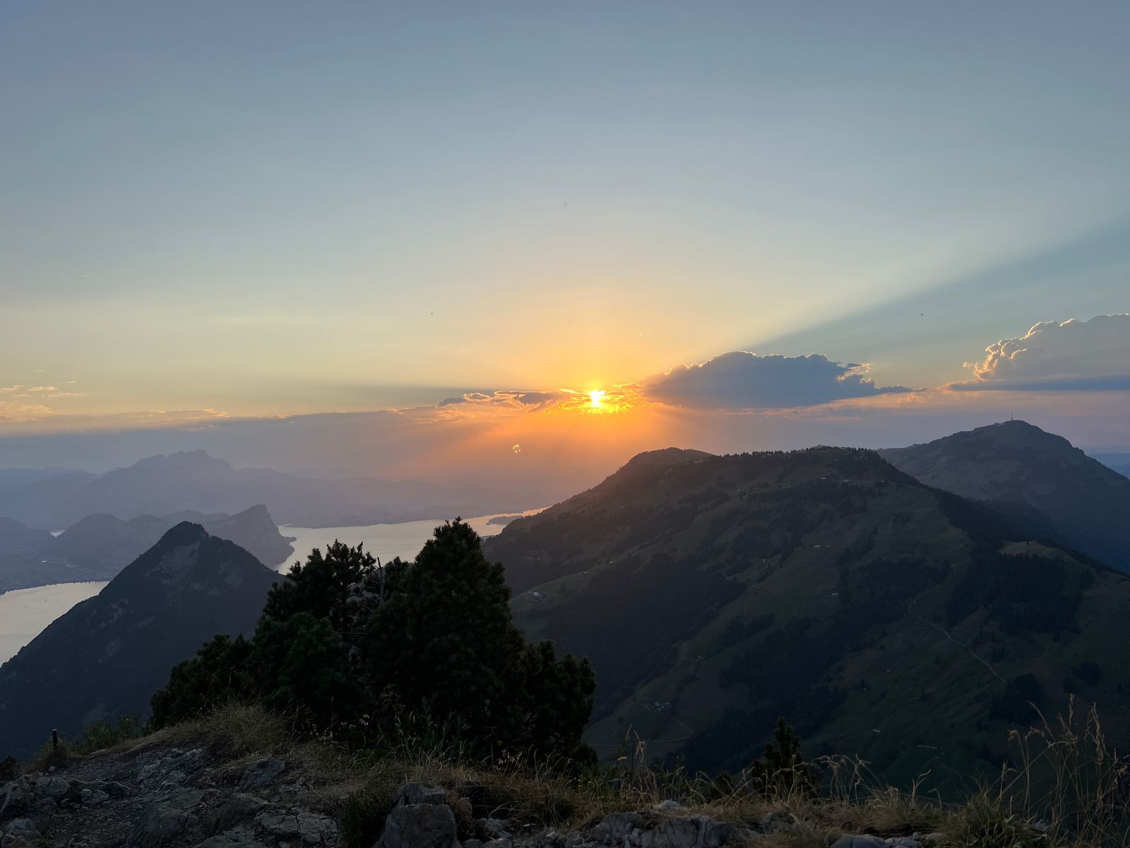 Sonnenuntergang über Bergen und einem See